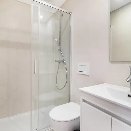 Apartment Whome Light-filled With A True Neighborhood Feel *